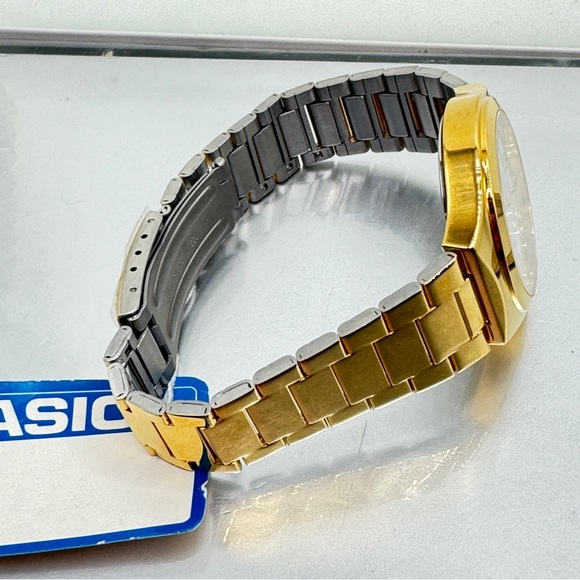 Casio Stainless Steel Watch
37mm Case in Diameter
New Battery Inside. - Picture 6 of 9